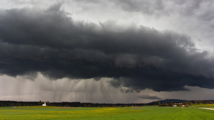 Zivatarra és felhőszakadásra figyelmeztetnek több megyében - térképes előrejelzés