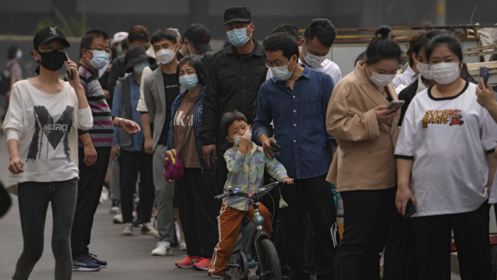 Friss levegőhöz jutott egy hónap után a sanghajiak egy része, Pekingben szigorítottak