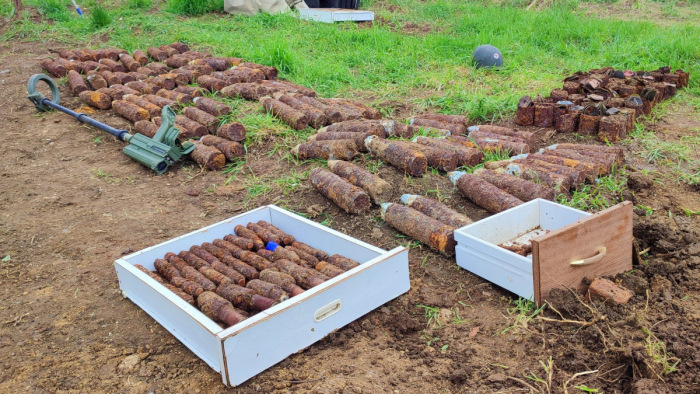Több száz kiló robbanóeszköz volt egy családi ház kertjében - fotók