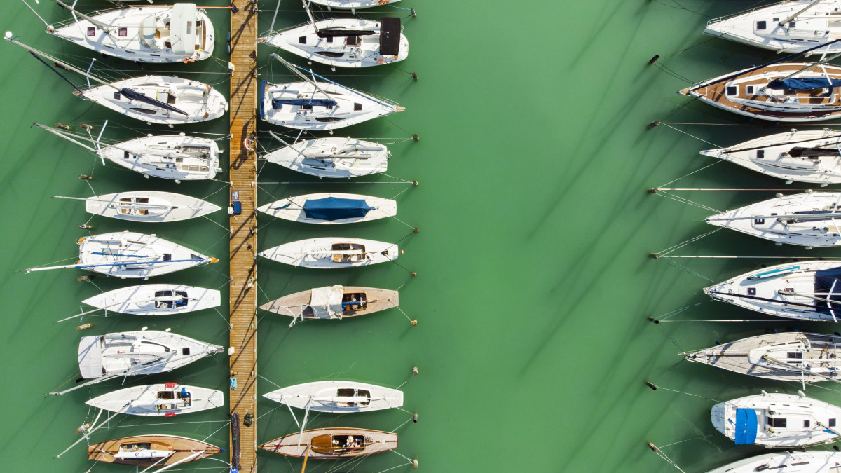 Vitorlás hajók sorakoznak a Balatonfüredi Yacht Club kikötőjében a meteorológia nyár első napján, 2018. június 1-jén.