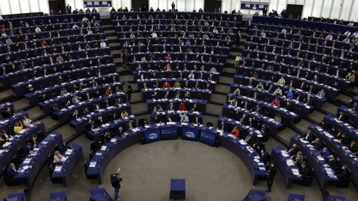 Jogállamiság: az Európai Parlament uniós pénzek blokkolását is kérte