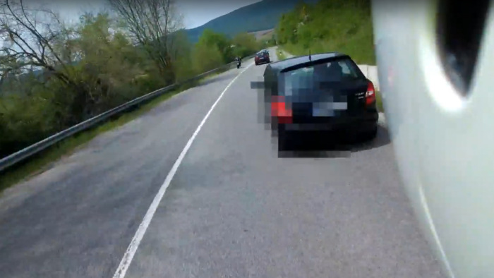 Szerpentinvadász motorost kapcsolt le a rendőr - videó