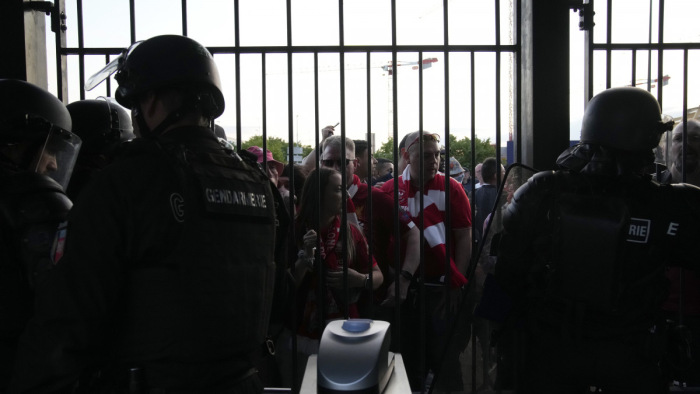 Lép az UEFA a párizsi botrány miatt