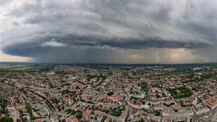 Szörnyeteg Magyarország felett - kemény viharok péntek estére is