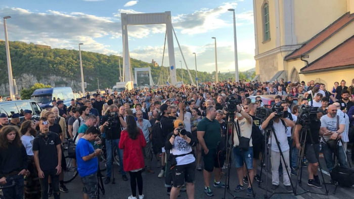 Újra lezárták az Erzsébet hidat a kutyapárt tüntetésén
