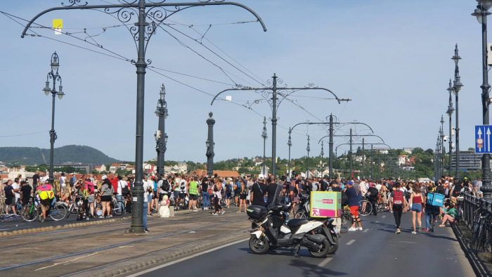 Sokkoló a Margit hídi tüntetővel szemben - Előállt a magyarázattal a rendőrség