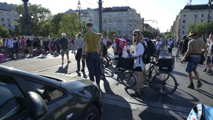 Öt embert állítottak elő a budapesti tüntetésen