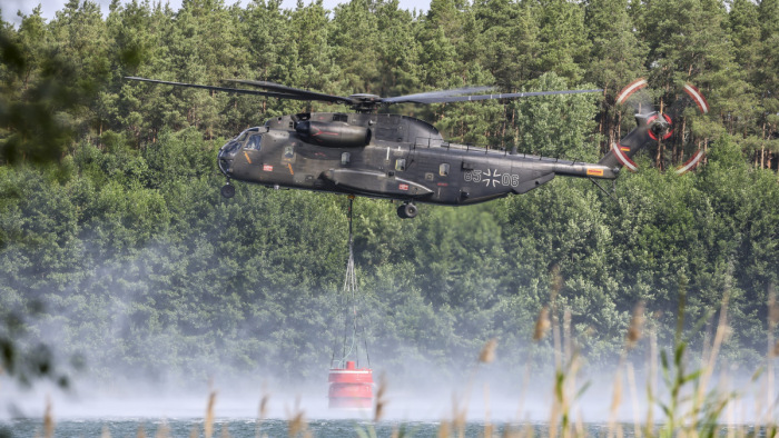 Helikopterekkel próbálják eloltani a csehországi erdőtüzet, eddig hiába