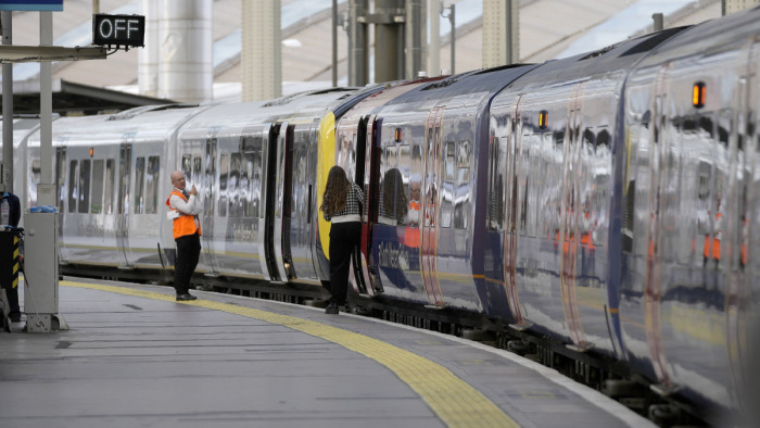 Összeomlott a vasúti közlekedés Nagy-Britanniában