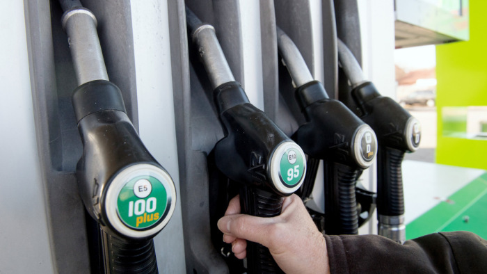 Most kiderült, péntektől hogyan változik a benzin és a gázolaj ára
