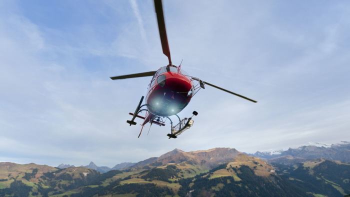 Mentőhelikopter vitte el a sztársíelőt, komoly versenybaleset érte - videók