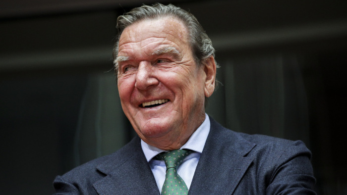 Váratlan fordulat: Gerhard Schrödernek megbocsátott pártja, sőt ki is tünteti