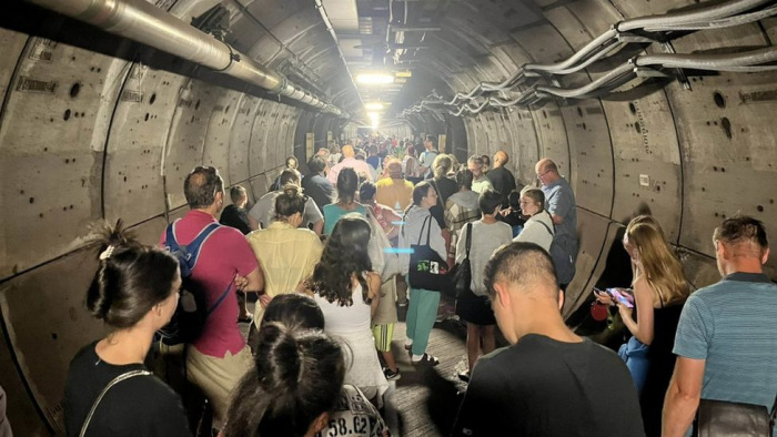 Utasok rekedtek a Csatorna-alagútban