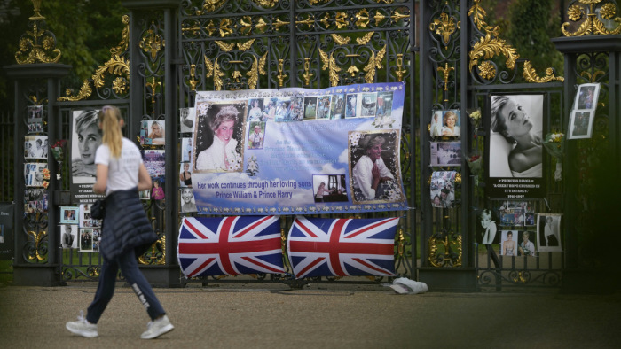 Halálának 25. évfordulóján több városban is Diana hercegnőre emlékeznek - képek