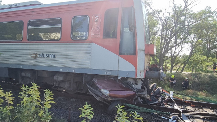 Hét halottja van a kunfehértói vasúti átjáróban történt balesetnek – képek