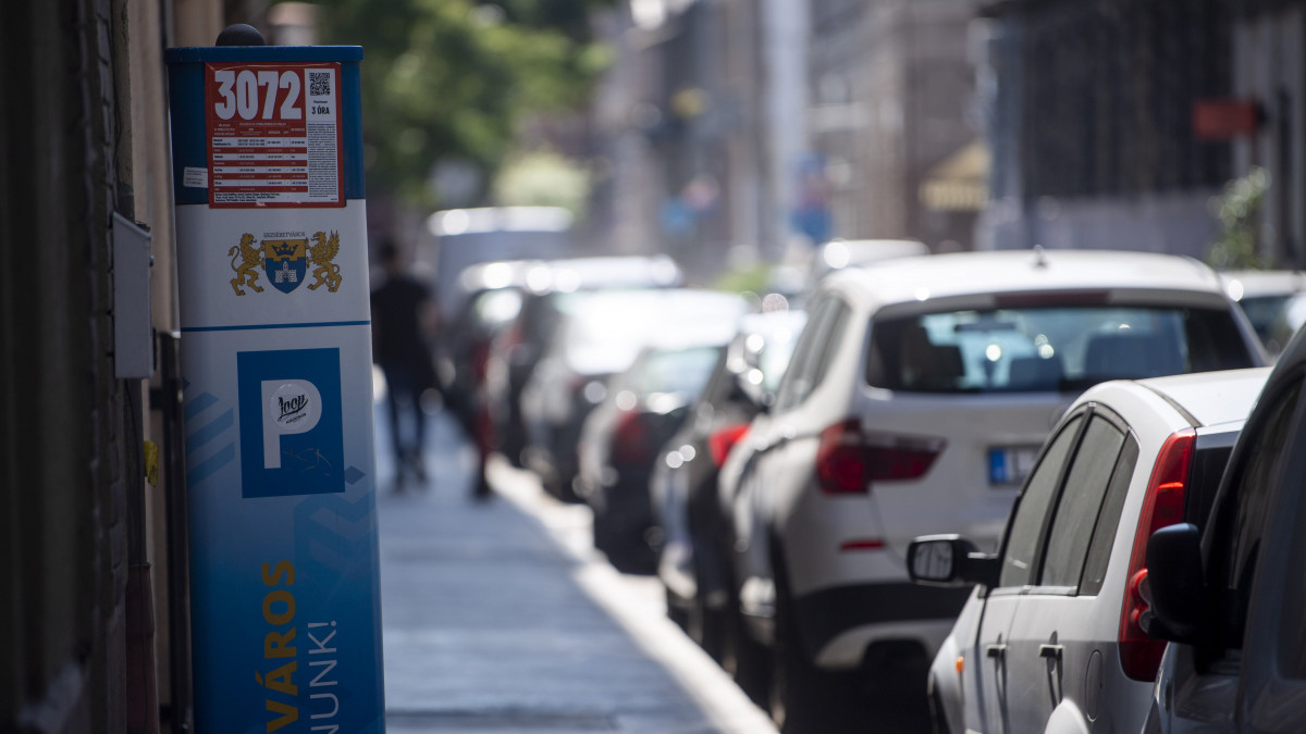 Parkolóautomata Budapest belvárosában 2022. szeptember 5-én. Ettől a naptól többet kell fizetni a parkolásért Budapesten, a belső kerületekben hatszáz forintba kerül óránként, miután életbe lépett az új, négy zónatípusból álló egységes fővárosi parkolási rendszer.