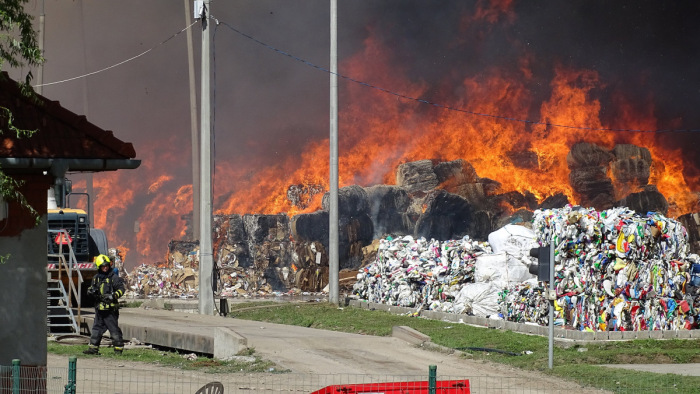 Tűz a felgyői hulladékkezelőben: kiemelt, 5-ös fokozatú az oltás – fotókkal frissítve