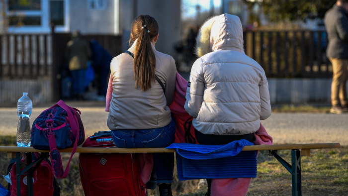 Lassan egy közepes városnyi menekült jön naponta Ukrajnából és Romániából