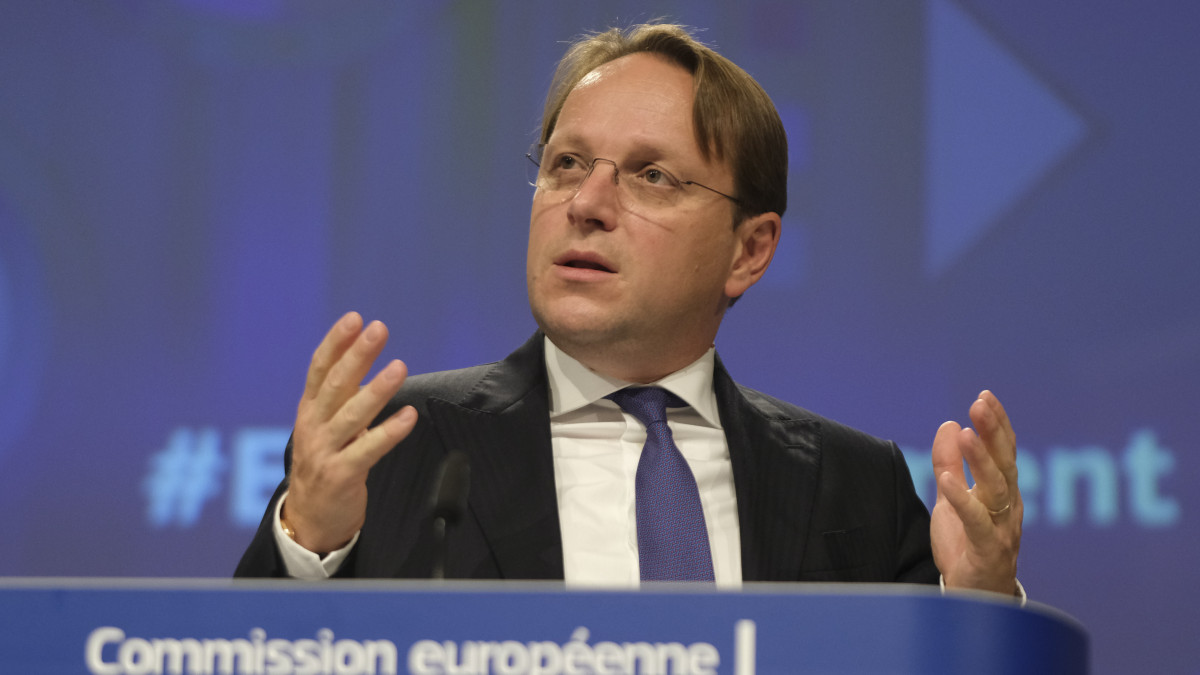 Várhelyi Olivér, az Európai Bizottság bővítésért és szomszédságpolitikáért felelős tagja sajtótájékozatót tart az Európai Unió bővítési csomagjáról Brüsszelben 2020. október 6-án.