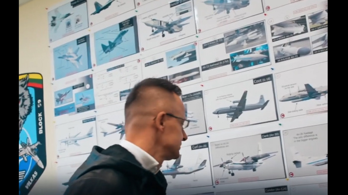 Magyar katona: van gép, ami utasszállítónak tűnik, de 40 antenna van rajta - videó