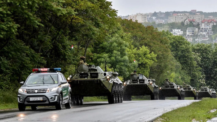 Lassú katonai konvojok közlekednek szombattól hétfőig - íme az útvonalak és az időpontok