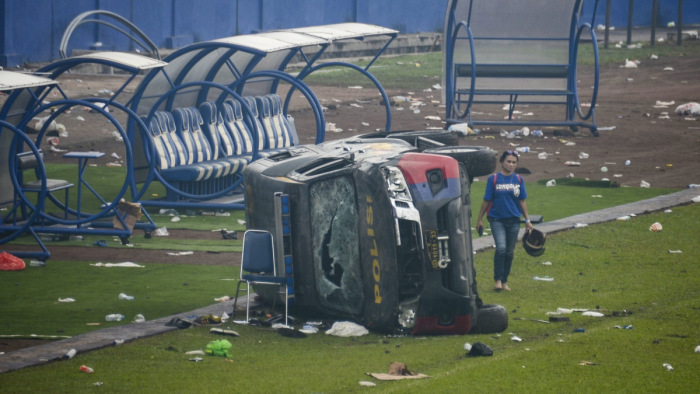 A stadionkatasztrófa megrázó képei - 180 halott a focimeccs után