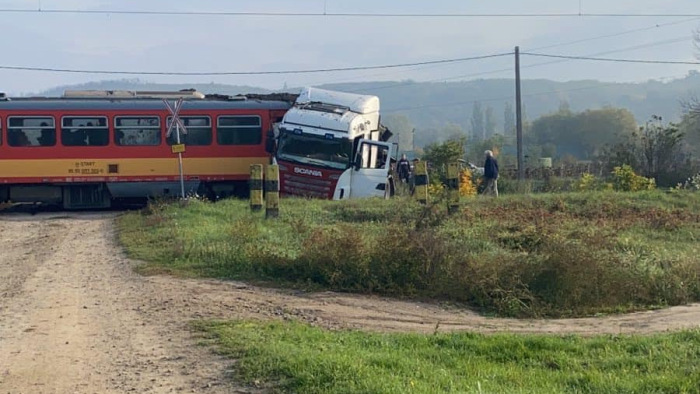 Súlyos vonatbaleset: teherjármű ütközött a mozdonnyal egy megállóhelyen – kép, videó