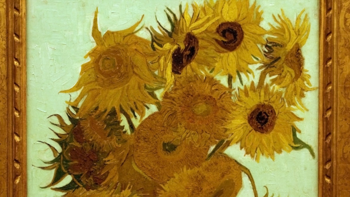 Paradicsomlevessel öntötték le Vincent van Gogh híres festményét Londonban – videó