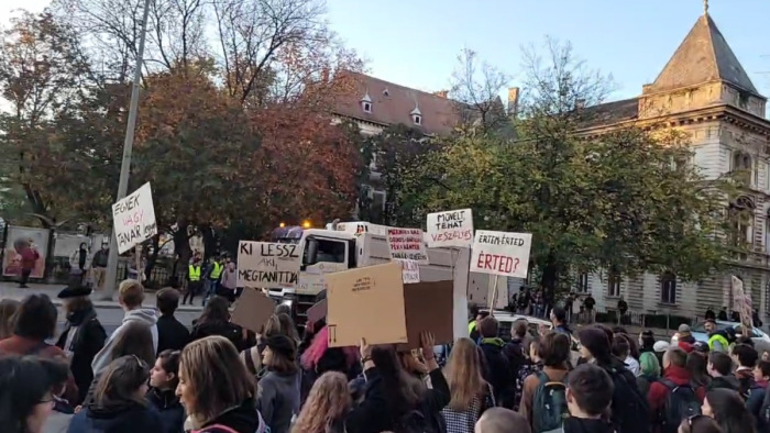 Tanár–diák tüntetéssel indult a hét Győrben