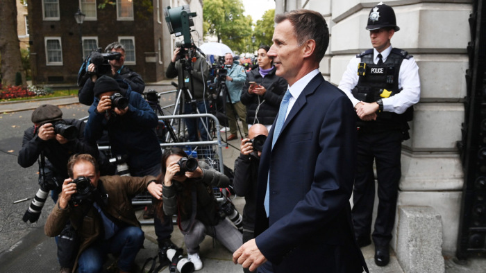 Visszavonta az adókönnyítést, lépett az új brit pénzügyminiszter