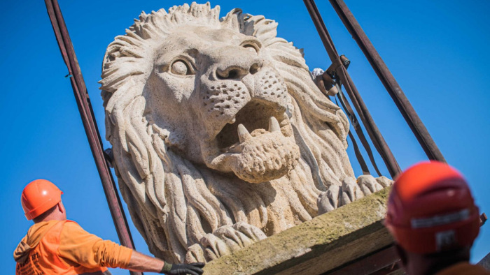 Helyükön a Lánchíd budai oroszlánjai, decemberben már közlekedni lehet a hídon – fotók, videó
