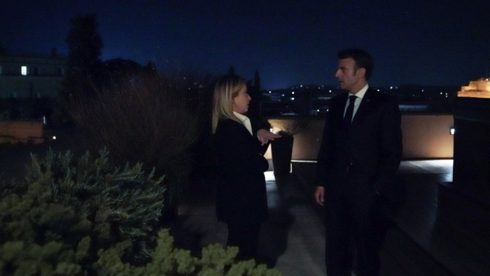 Egy szállodában látogatta meg Emmanuel Macron Giorgia Melonit