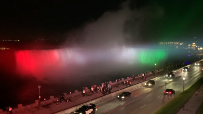 Piros–fehér–zöld színekben úszott a Niagara – videó