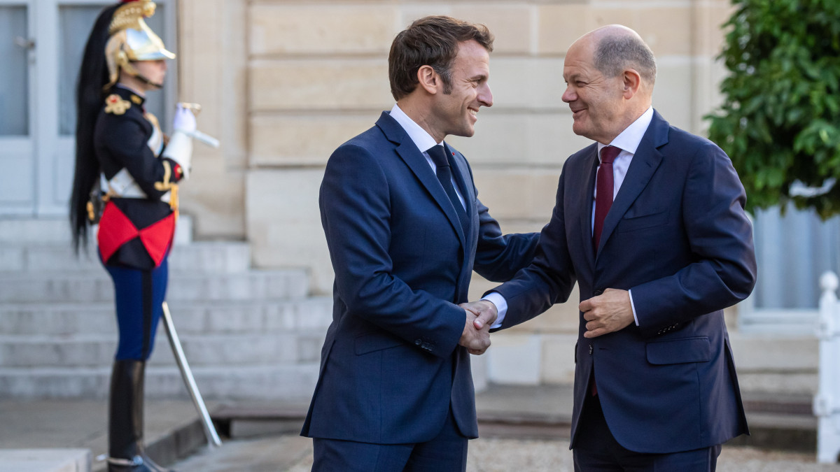 Emmanuel Macron francia elnök (b) fogadja Olaf Scholz német kancellárt a párizsi államfői rezidencián, az Elysée-palotában 2022. október 26-án.