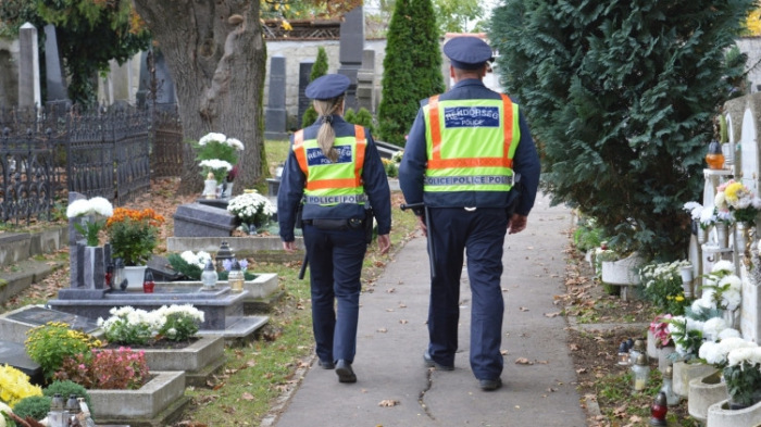 Bűnözök lephetik el a temetőket, az emlékezők is nagy bajt okozhatnak