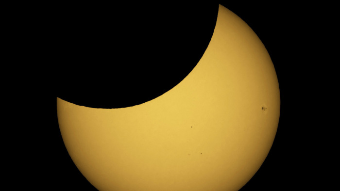 Az űrből is egyedülálló látvány volt a napfogyatkozás – videó