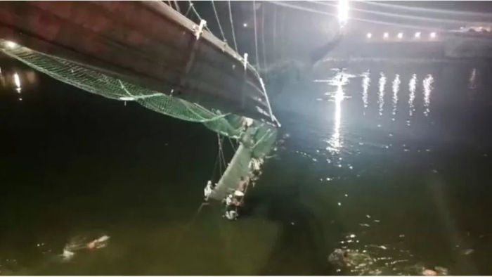 Leszakadt egy híd Indiában, több százan estek a folyóba – videók