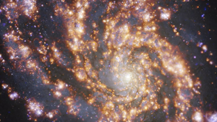 Tetszetős galaxist fotóztak, össze fog állni csillagokká