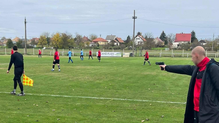 Fegyvert emelt a játékvezetőre a magyar focista, a rendőrség nyomoz