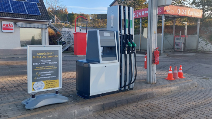 Egy, azaz egy liter benzint adnak egy magyar töltőállomáson a hatósági ár miatt