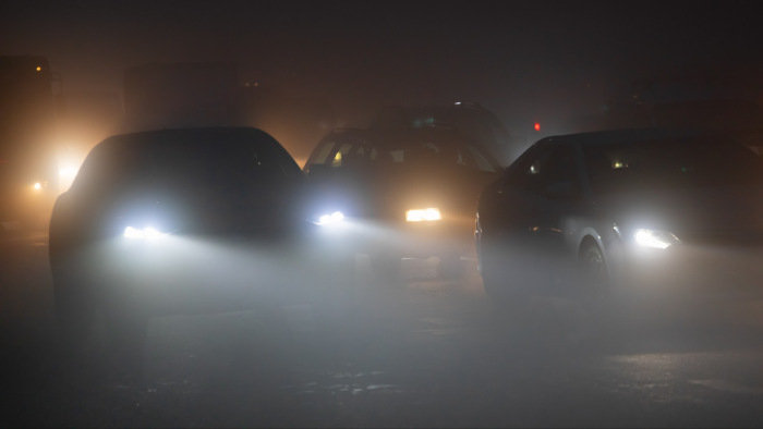 Itt az első köd, súlyos bírság vár az autósokra