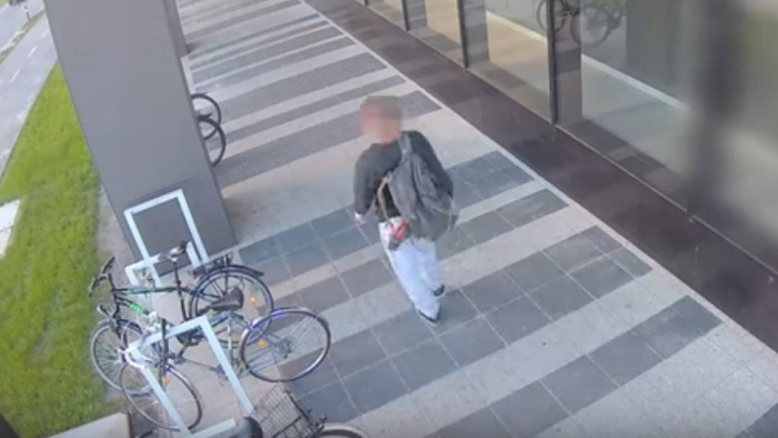 Lopott rollerrel a hátán tekert a lopott biciklin – videó