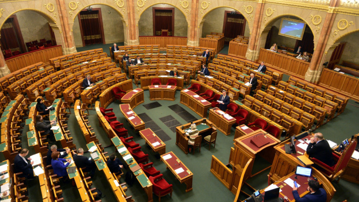 Rendkívüli parlamenti ülés lesz hétfőn