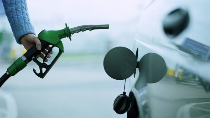 Apránként közel 30 ezer liter gázolajat lopott trükkjével egy nő a benzinkútról