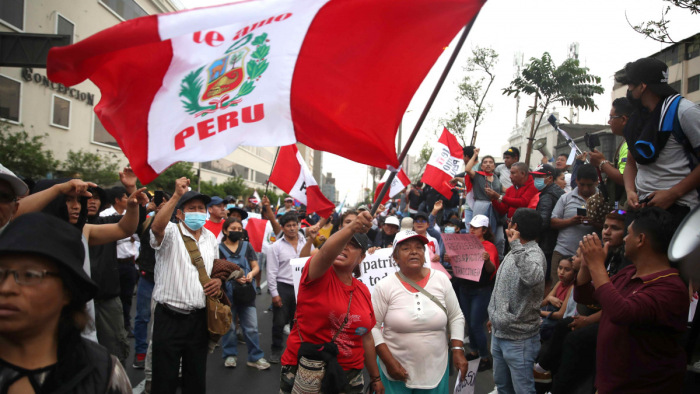 Peru forrong: ketten meghaltak a politikai válság miatti tüntetésekben – videók