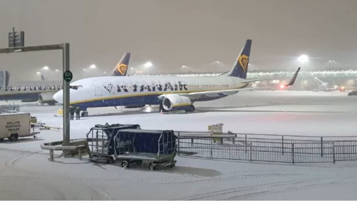 Két vállra fektette az Egyesült Királyságot a tél: reptereket zártak le a hó miatt