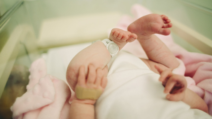 Egy gyerek, három szülő: ilyen kisbaba született az Egyesült Királyságban