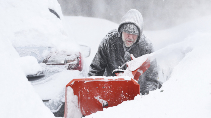 Amerikai vihar - Rengetegen keresgélik a kocsijukat a méteres hó alatt