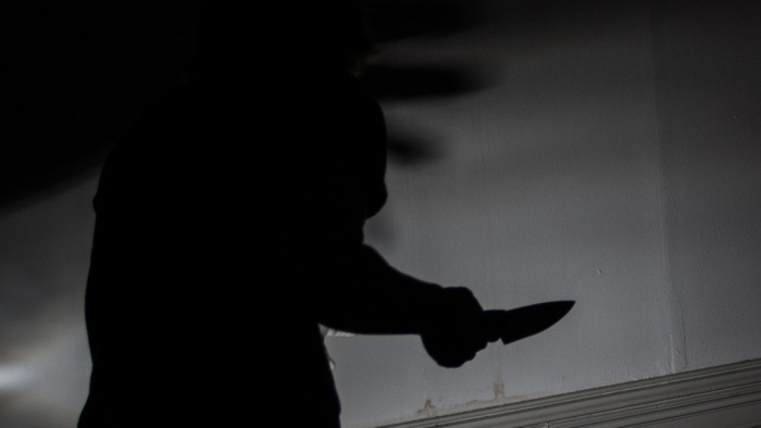 Durva családi csetepaté Tatabányán: összeszurkálta késsel az apját egy fiatal