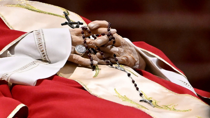 Pápaként temetik el XVI. Benedeket, de módosítanak a ceremónián